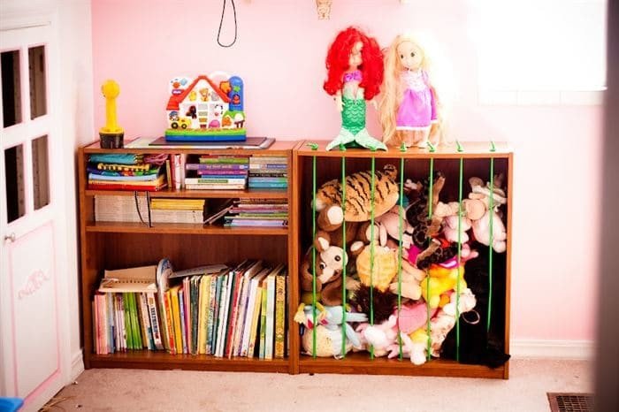 4. В детской для груды игрушек можно сделать вот такой "зоопарк". Это альтернатива громоздким пластиковым сундукам для игрушек