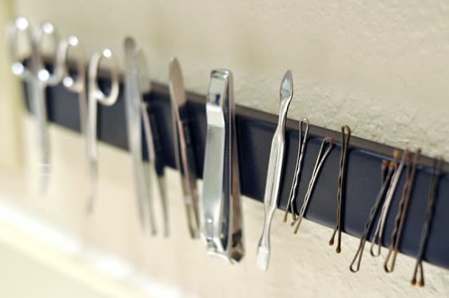 10. В ванной или на кухне может пригодиться магнитная лента на стене