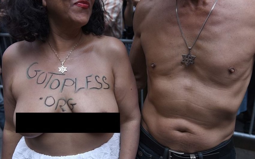 Активистки прошли по Нью-Йорку, обнажив груди