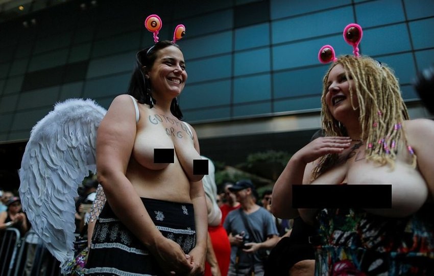 Активистки прошли по Нью-Йорку, обнажив груди
