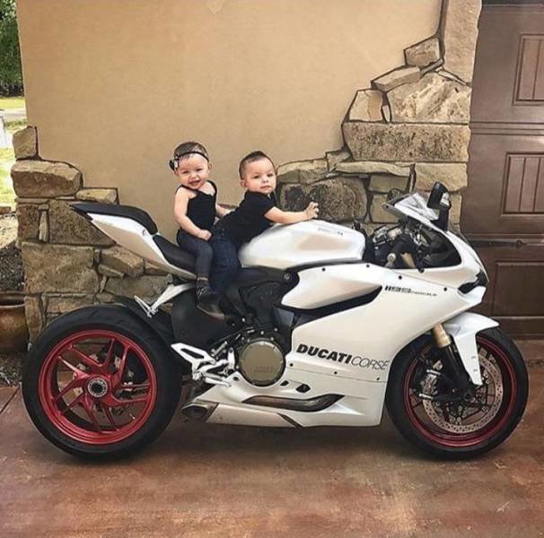 Малыши на мотоцикле 