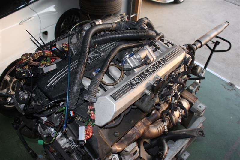 Родной двигатель BMW 6.75 литра V12 454 л.с.