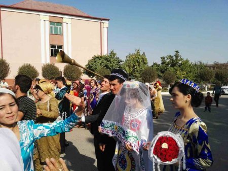 Как президент Таджикистана учителя женил