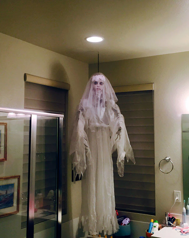 "Моя жена украсила дом к Хэллоуину. Когда я вошел в ванную, я чуть не обгадился от страха"