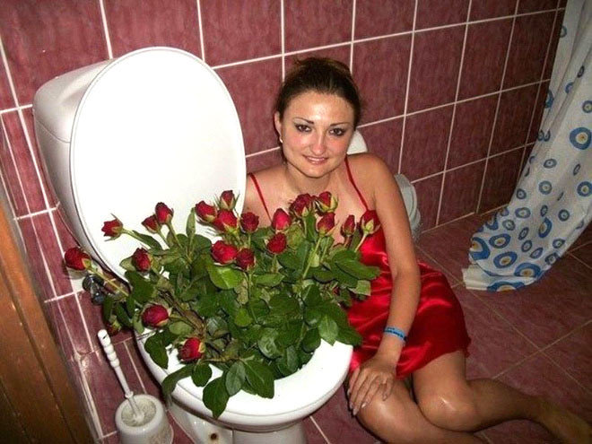 Какого черта тут происходит: необъяснимые фотографии россиянок с сайтов знакомств