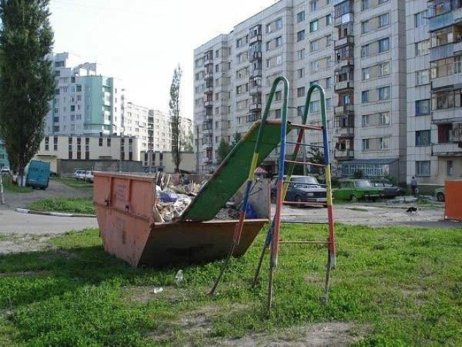 Суровая российская реальность: ужасающие обитатели детских площадок