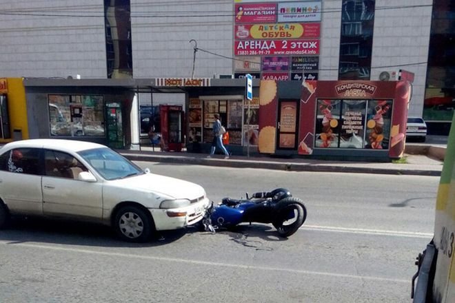 Авария дня. Мотоциклист сбил пешехода в Новосибирске