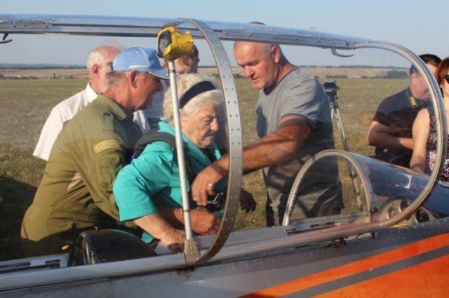 95-летняя  ветеран ВОB выполнила "мертвую петлю"
