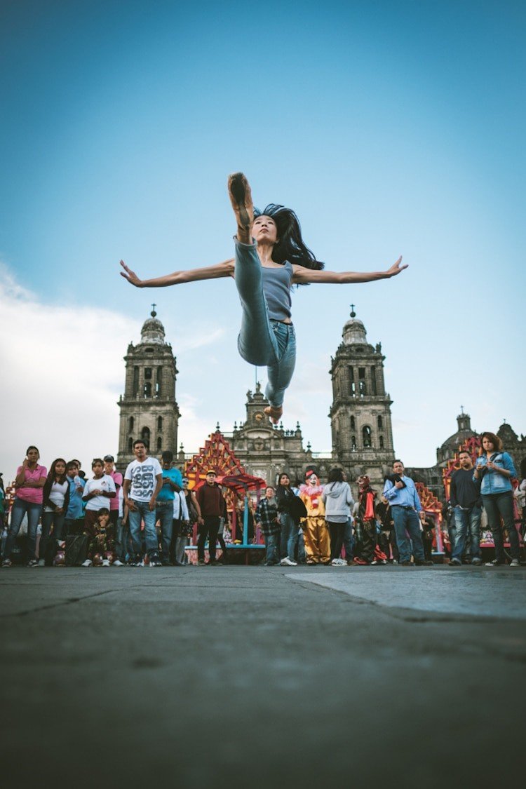Омар Роблез. Балетные танцоры на улицах Мехико