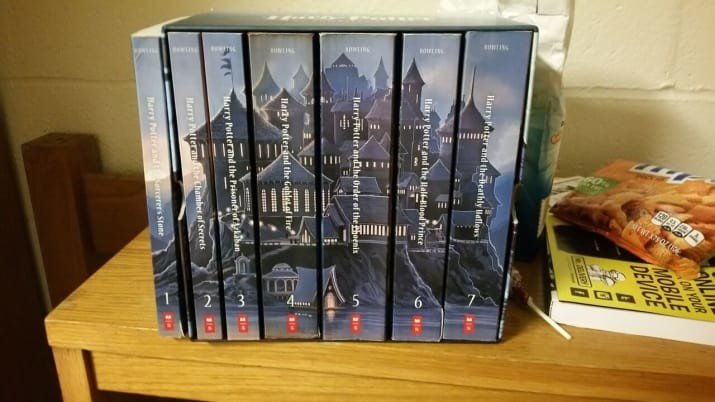 По неизвестной причине создатели подарочного издания серии книг о Гарри Поттере не предусмотрели в коробке места для первой книги...