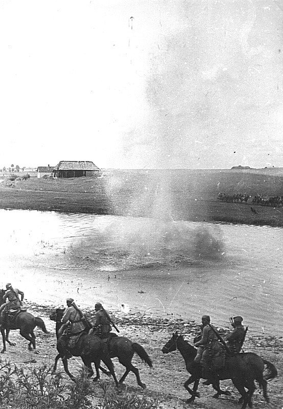 Советские кавалеристы на фоне близкого взрыва.