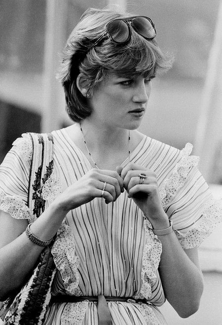 Принцесса Диана наблюдает, как ее супруг - принц Уэльский Чарльз, играет в поло. 1981 год.