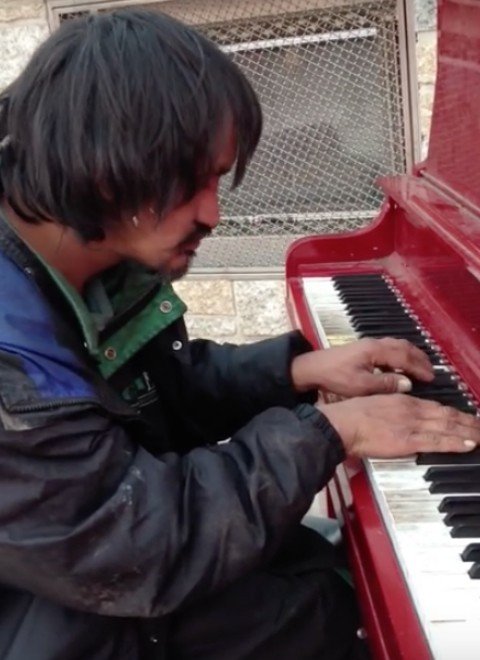 История бездомного пианиста из Канады, который стал звездой