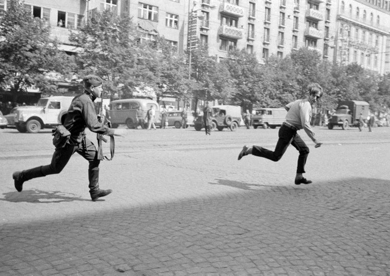Советский солдат бежит за парнем бросавшимся камнями. ЧССР, Прага, 1968 год.