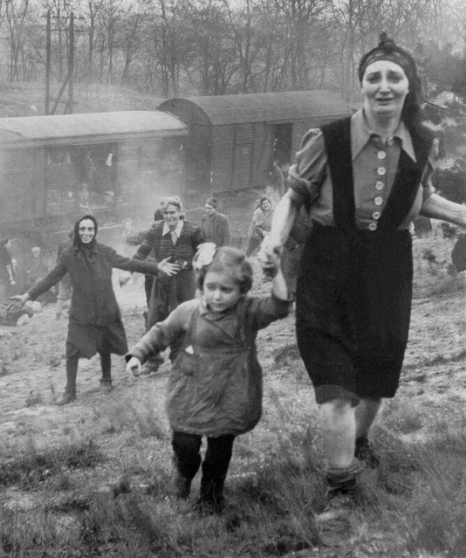 Момент освобождения 2500 пленных из поезда, следовавшего в концлагерь Терезиенштадт. Германия, 1945 год.