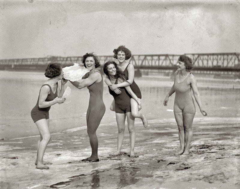 Рекламное фото "Купающиеся красавицы". США, 1924 год.