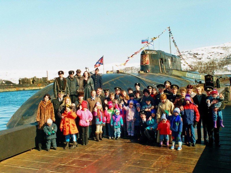 Экипаж АПЛ "Курск" с семьями. Мурманская область, Видяево, 1990-е годы.