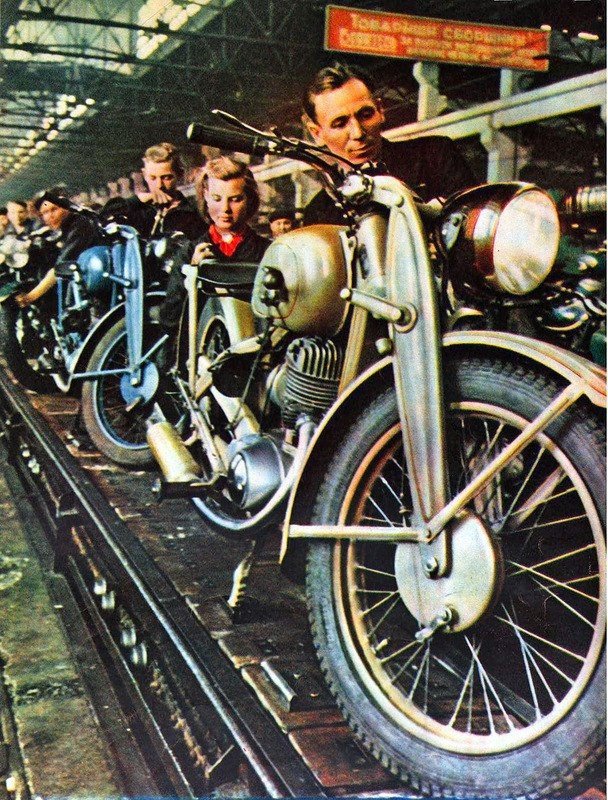 Производство мотоциклов. СССР, Ижевск, 1950 год.