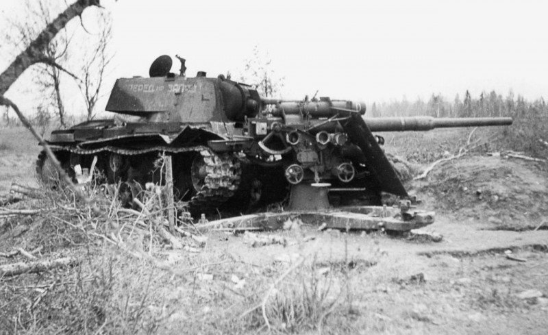 Протаранивший немецкую 88-мм зенитную пушку 8,8 cm FlaK 18/36 советский огнемётный танк КВ-8. Предположительно 1942 год.