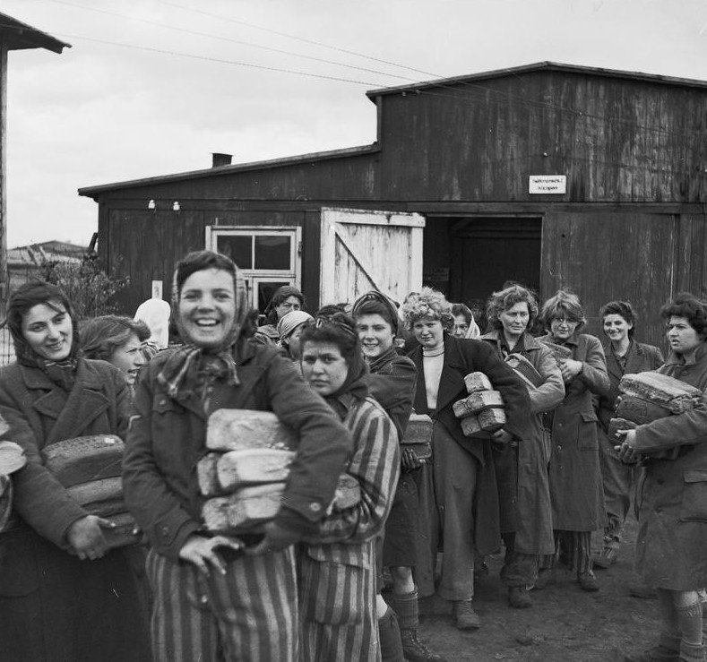  Освобождение концентрационного лагеря Берген-Бельзен. Заключенные-женщины получили свой хлебный паек. 1945 год.