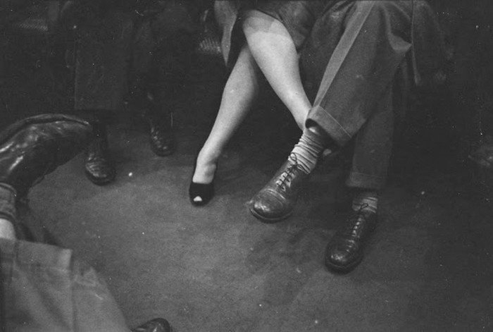 Пара, заигрывающая друг с другом в метро, 1946