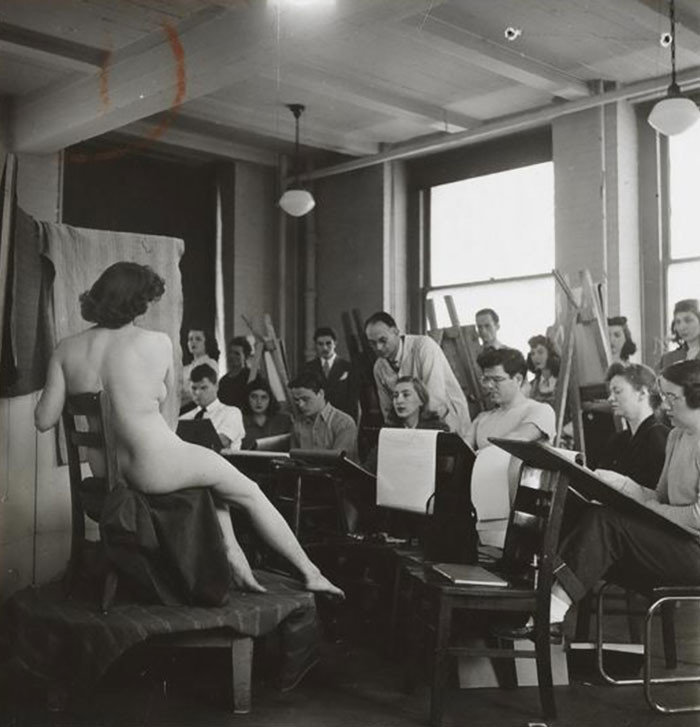 Студенты Колумбийского университета на занятиях по живописи рисуют обнаженную модель, 1948 