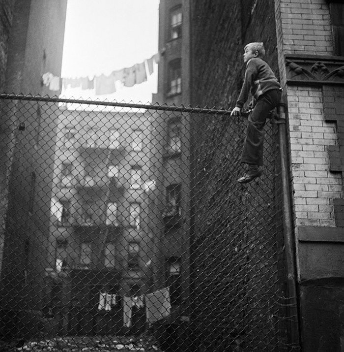 Чистильщики ботинок на заборе, 1947