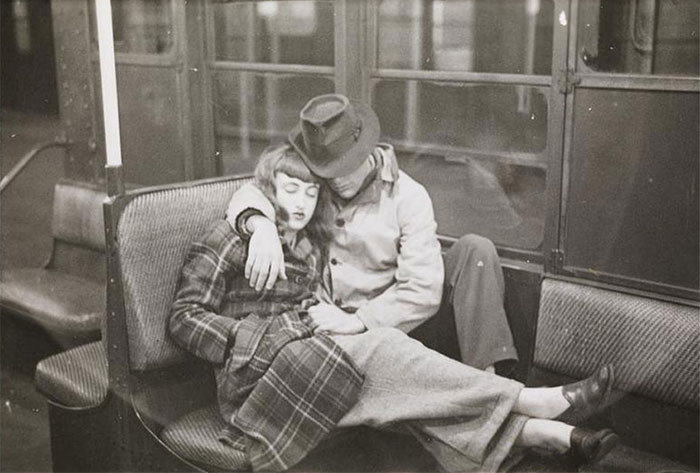 Парочка, спящая в вагоне метро, 1940-е