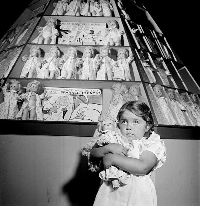 Девочка и куклы, 1947