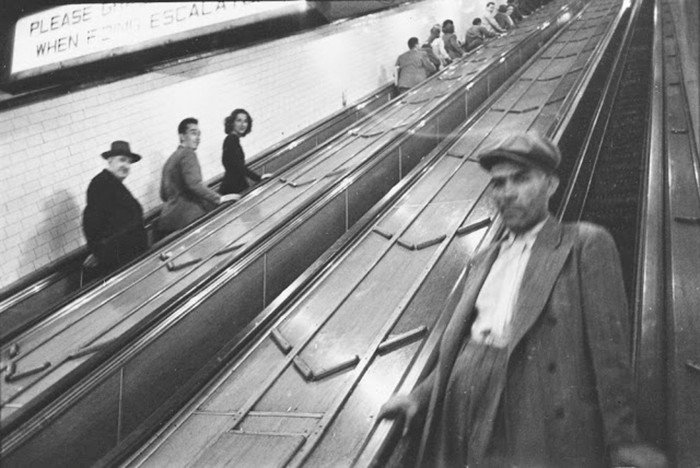 Люди на эскалаторе метро, 1940
