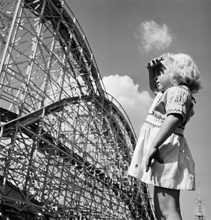 Девочка в парке развлечений Пэлисэйдз, 1946