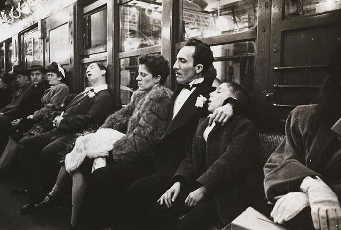 Пассажиры в метро, 1940-е