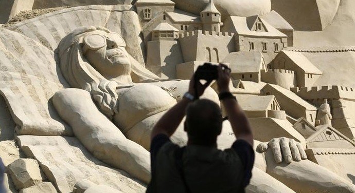 В Германии построили 17-метровый замок из песка, ставший новым рекордсменом