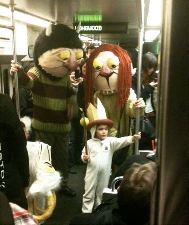Нарвался на этих ребят в поезде. Наверное, они ехали на Хэллоуин