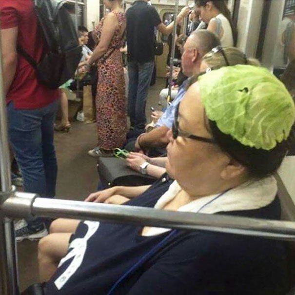Шапочка из капусты — последний тренд в метро-моде