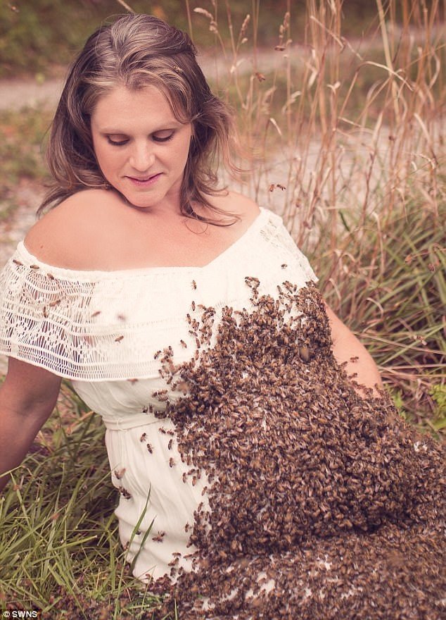 "Когда пчелы оказались на моем животе, это были удивительные ощущения. Они все прилипли ко мне, я почувствовала такое тепло.. Это того стоит"