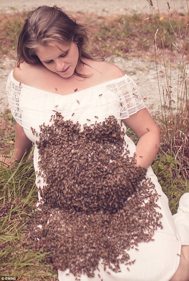 "В последние годы, пчелы стали частью моей жизни, и поэтому я решила, что они должны принять участие в этой трепетной фотосессии", - рассказывает будущая мама
