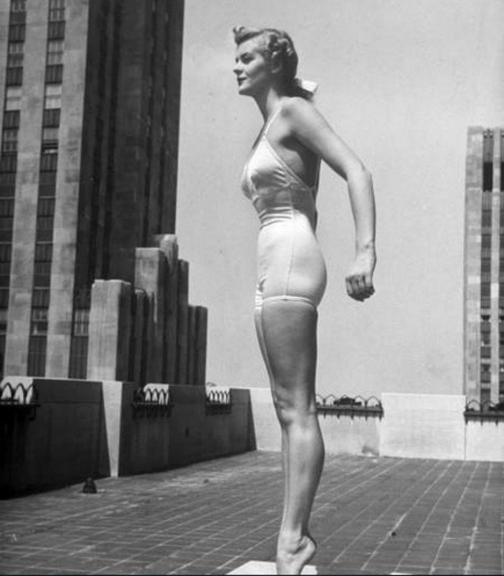 Но к концу 30-х годов романтика снова победила и более "мягкая женская фигура" вошла в моду и заменила атлетическую