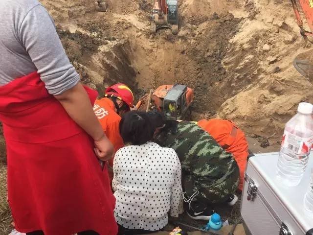 В Китае 10 экскаватаров спасали младенца, провалившегося в 50-метровую скважину