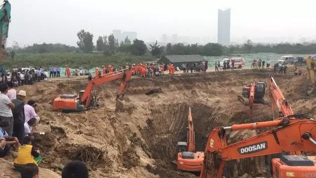 В Китае 10 экскаватаров спасали младенца, провалившегося в 50-метровую скважину