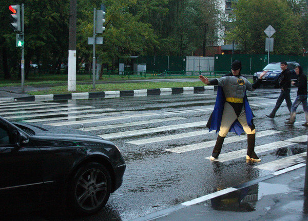 В Бурятии Бэтман взял на себя обязанности светофора, чтобы людям было безопасно передвигаться по дороге  