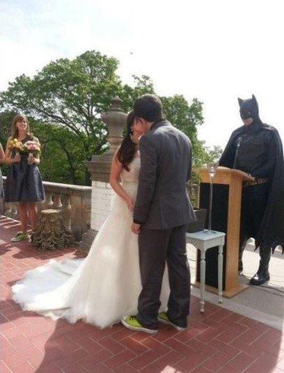 Бэтмен познал таинство венчания, за это получают неплохие чаевые! 