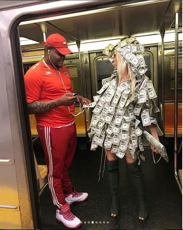 Модель Playboy прошлась по метро Нью-Йорка в платье из денег