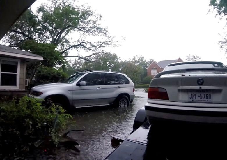 Парень смог спасти свою BMW M3 от наводнения