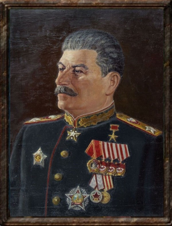Война с портретом Сталина