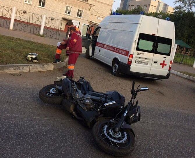 В Кирове мотоциклист сбил женщину