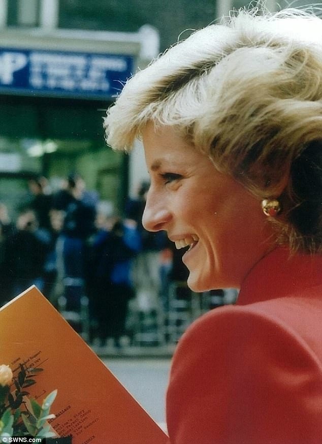 Джулию Маккарти-Фокс признали самым преданным фанатом королевской семьи, за которой женщина следила более 30 лет