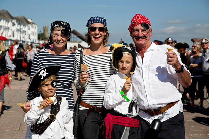 Якорь им в глотку: пьяные пираты помешали британскому городу установить мировой рекорд