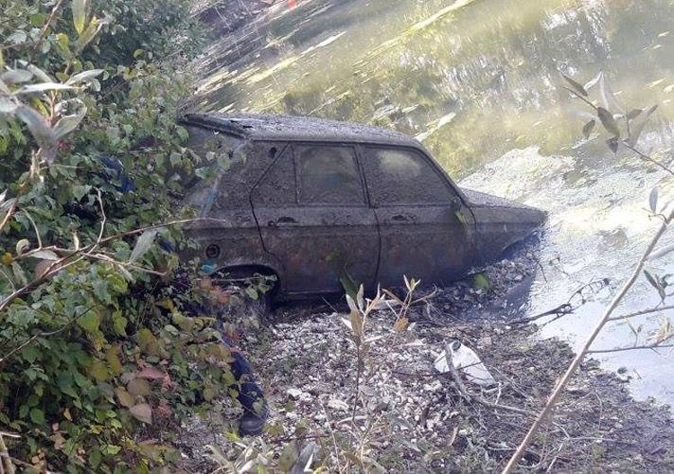 На дне пруда во Франции спустя 38 лет нашли угнанный Peugeot