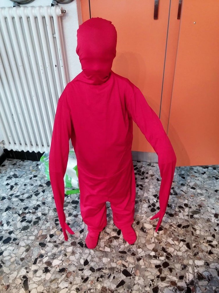 Парень нашел папин костюмчик из спандекса от Morphsuit
